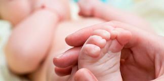 Причини, чому у немовляти потіють ручки та ніжки і що робити Вологі ніжки у немовля 4 місяці