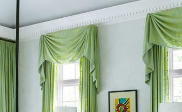 Интерьер гостиной с зелеными шторами Зеленые шторы в интерьере гостиной